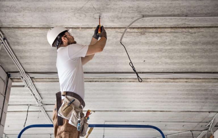 Tailored commercial Electrician In Manchester